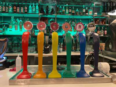 Una volta dentro ci dirigiamo verso il bancone, dove sono presenti sei spillatori di birra del colore delle sei tonalit� della bandiera arcobaleno simbolo �lgbt�